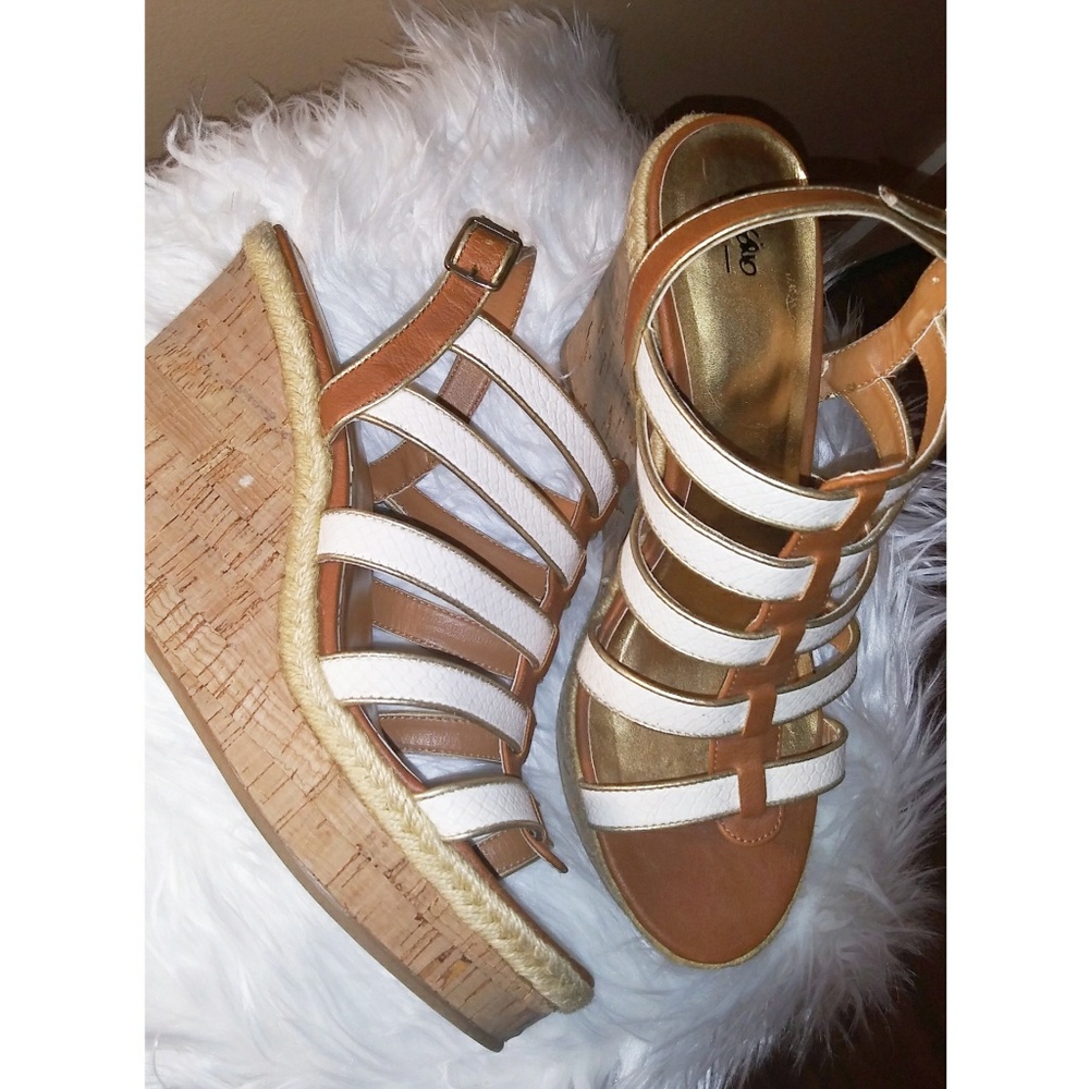😍 3/$20! Mossimo | Brown & white Wedge heels - Picture 6 of 8
